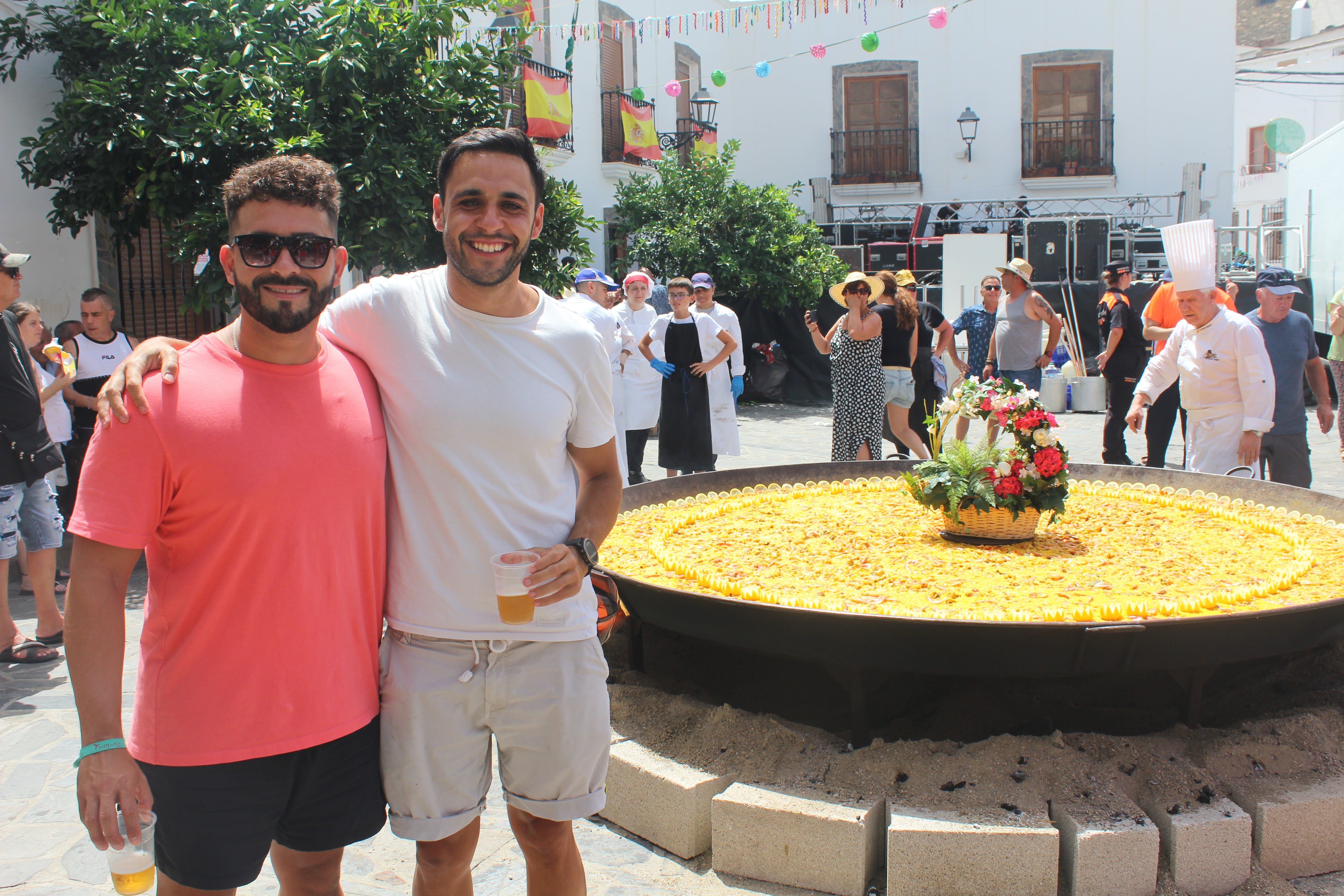 Más de 1.200 personas disfrutan de una gran paella en Velefique