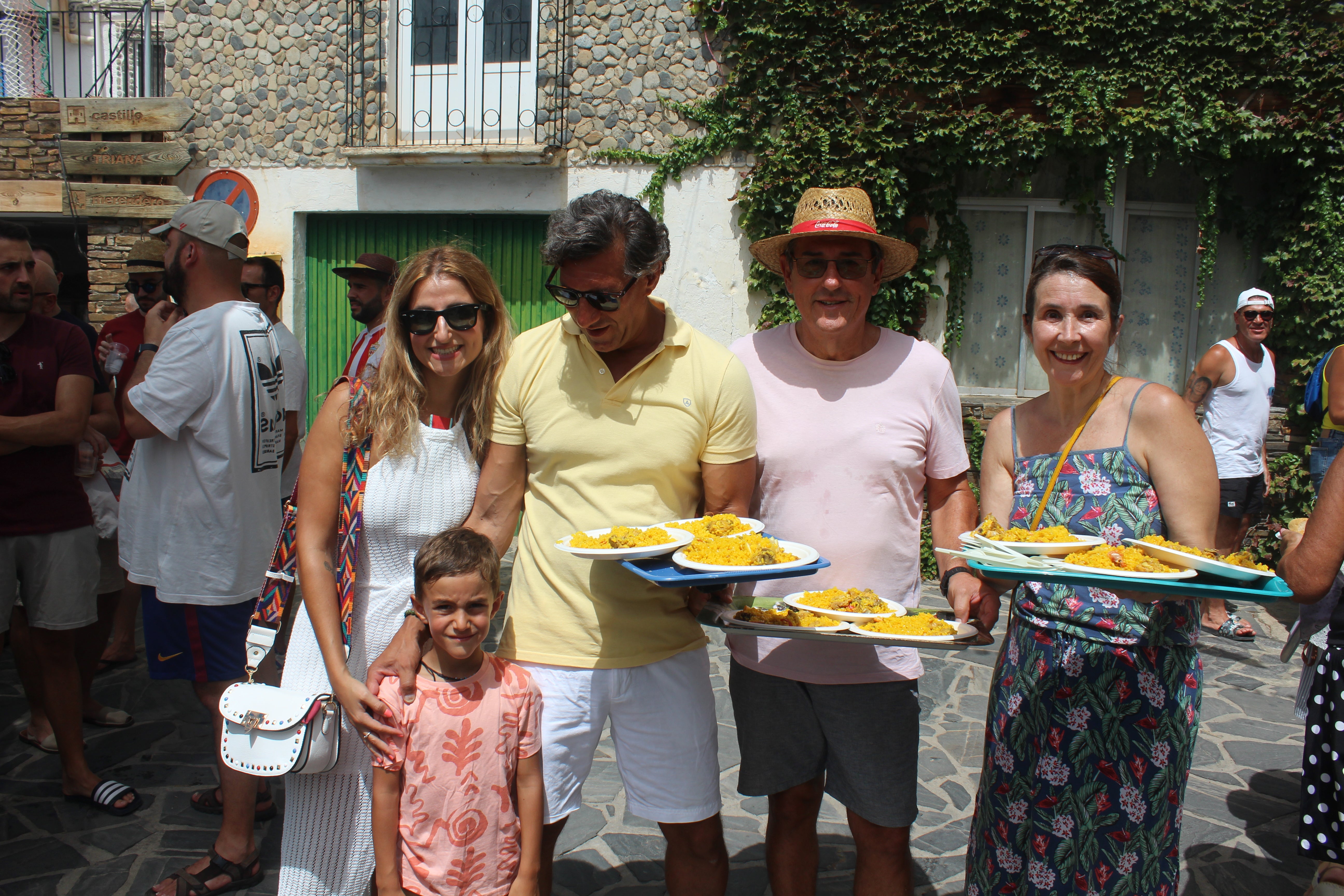 Más de 1.200 personas disfrutan de una gran paella en Velefique