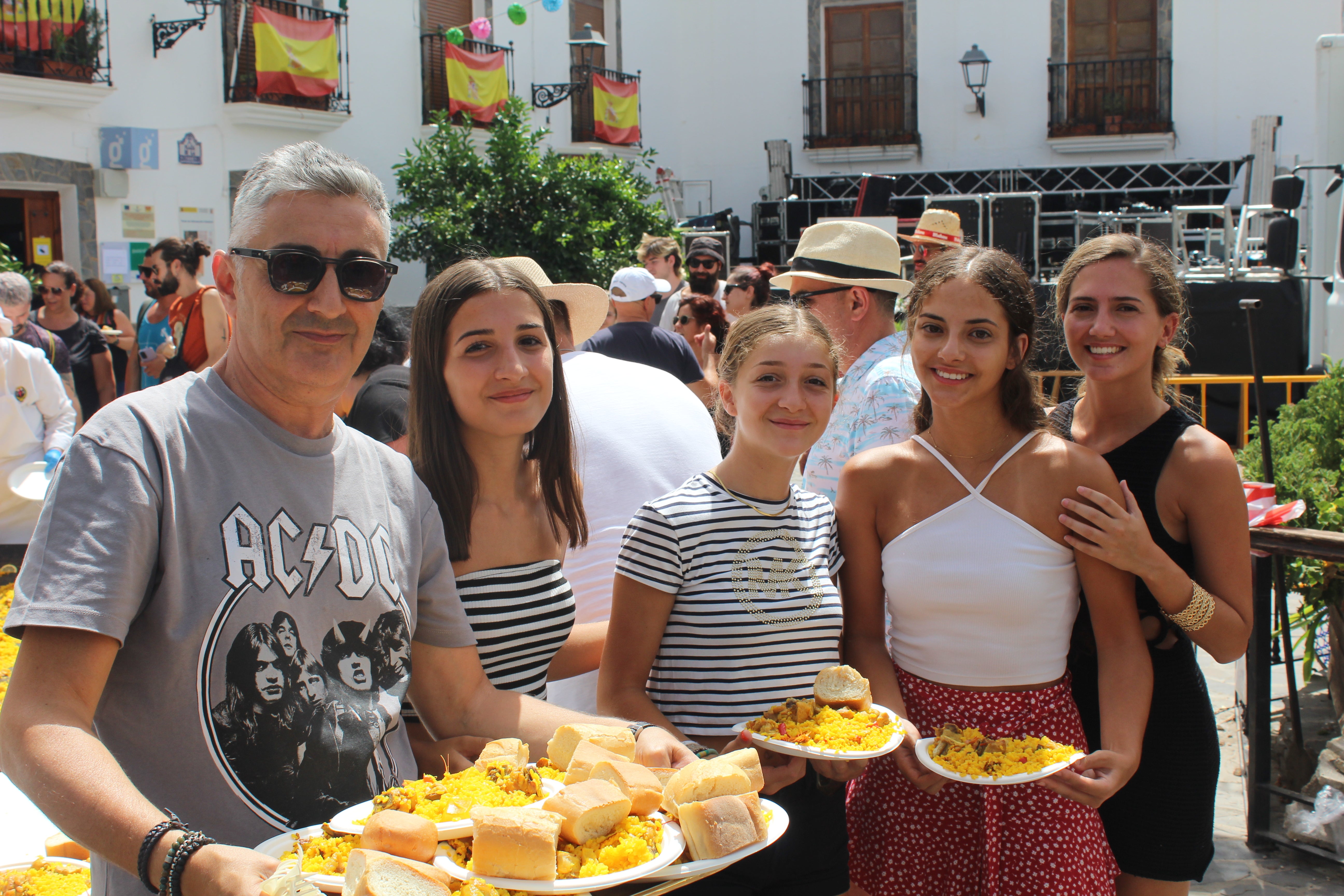 Más de 1.200 personas disfrutan de una gran paella en Velefique