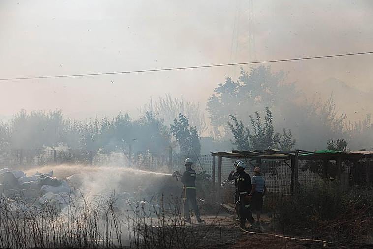 Los Bomberos actúan en el incendio de Pulianas.