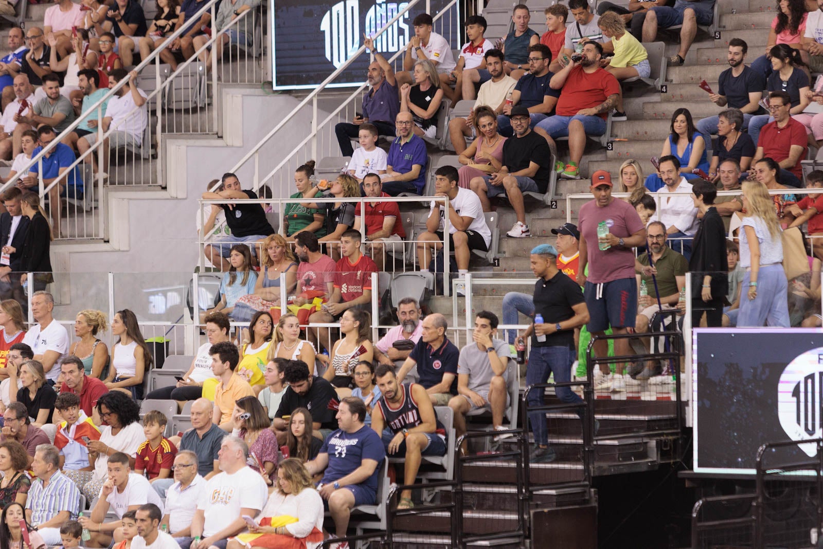 Encuéntrate en la grada del Palacio durante el España-República Dominicana