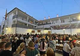 Numerosas personas se concentraron en la Plaza de España de Dílar.