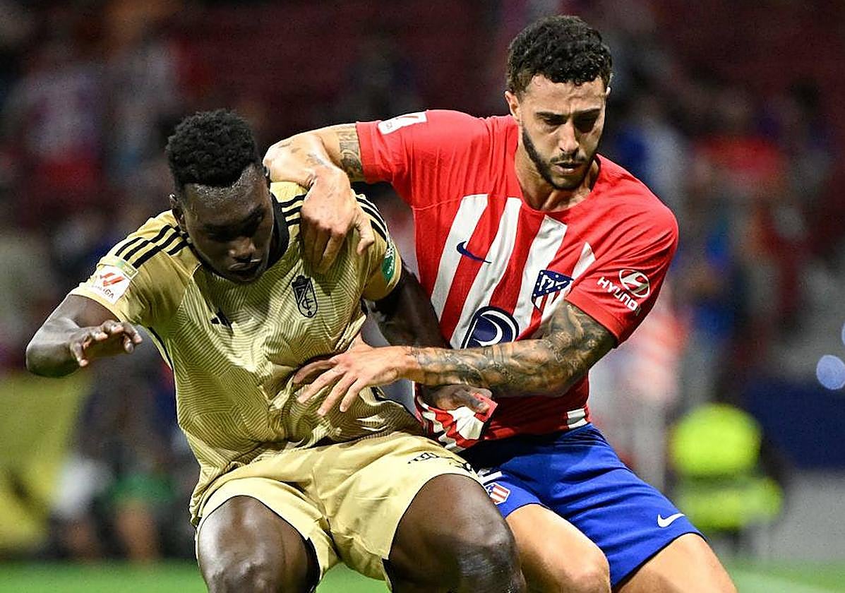 Samu Omorodion pugna con Mario Hermoso en el Metropolitano.