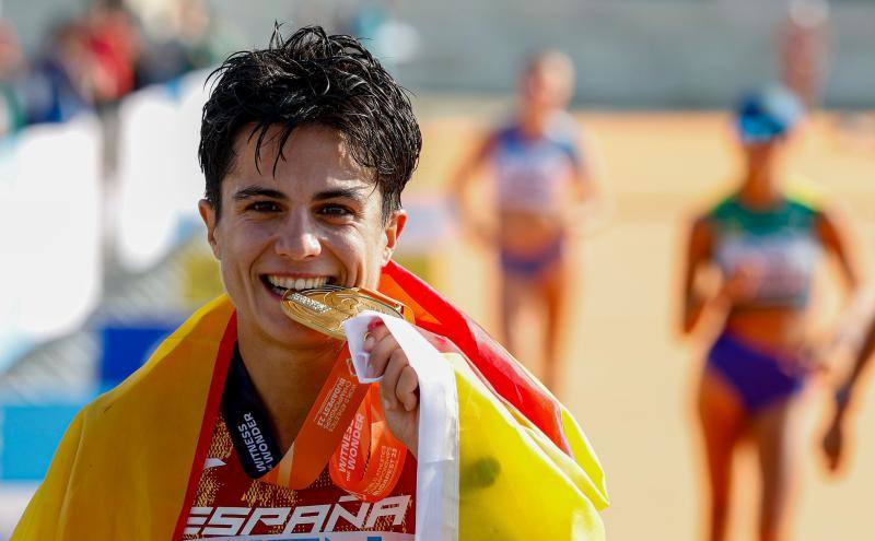 María Pérez muerde la medalla de oro como campeona del mundo lograda en Budapest.