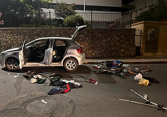 El hombre esparció toda su ropa y efectos personales en la calzada, dejando el vehículo en medio de la calle.
