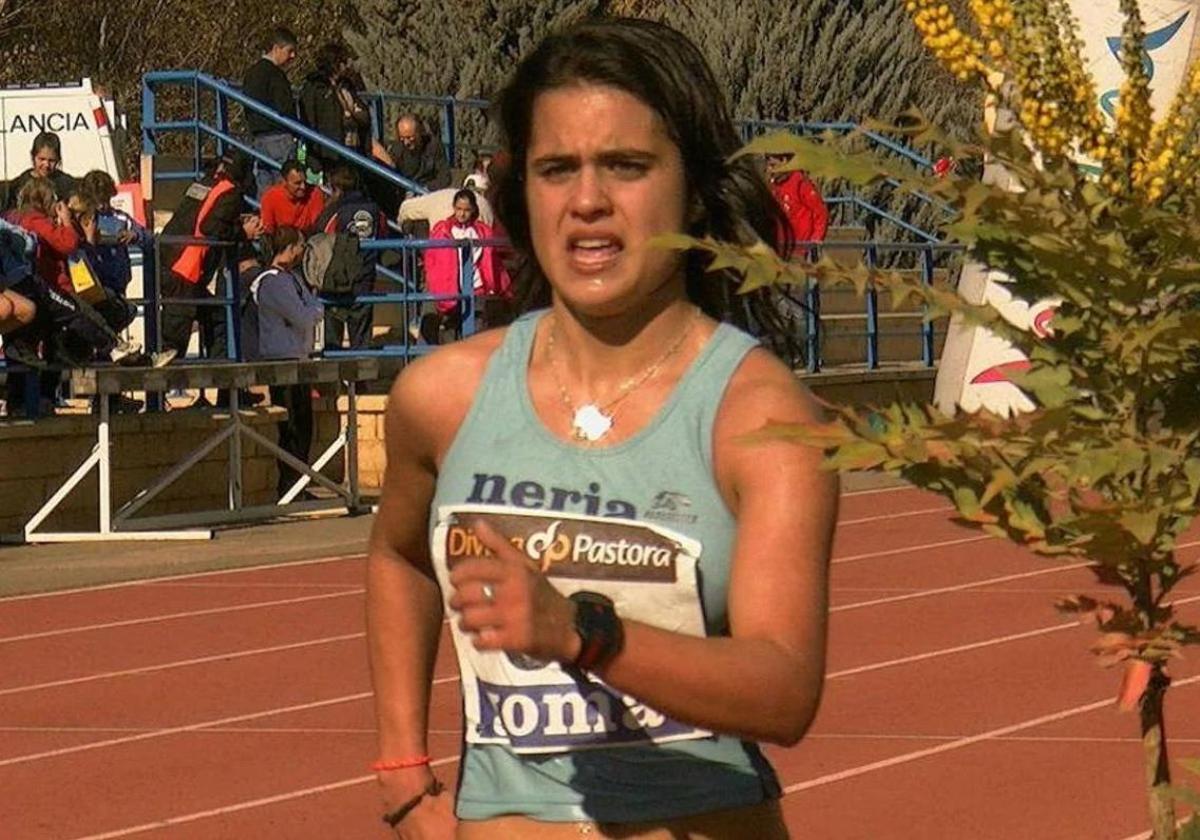 María Pérez marcha de niña, cuando competía para el club de atletismo de Nerja.