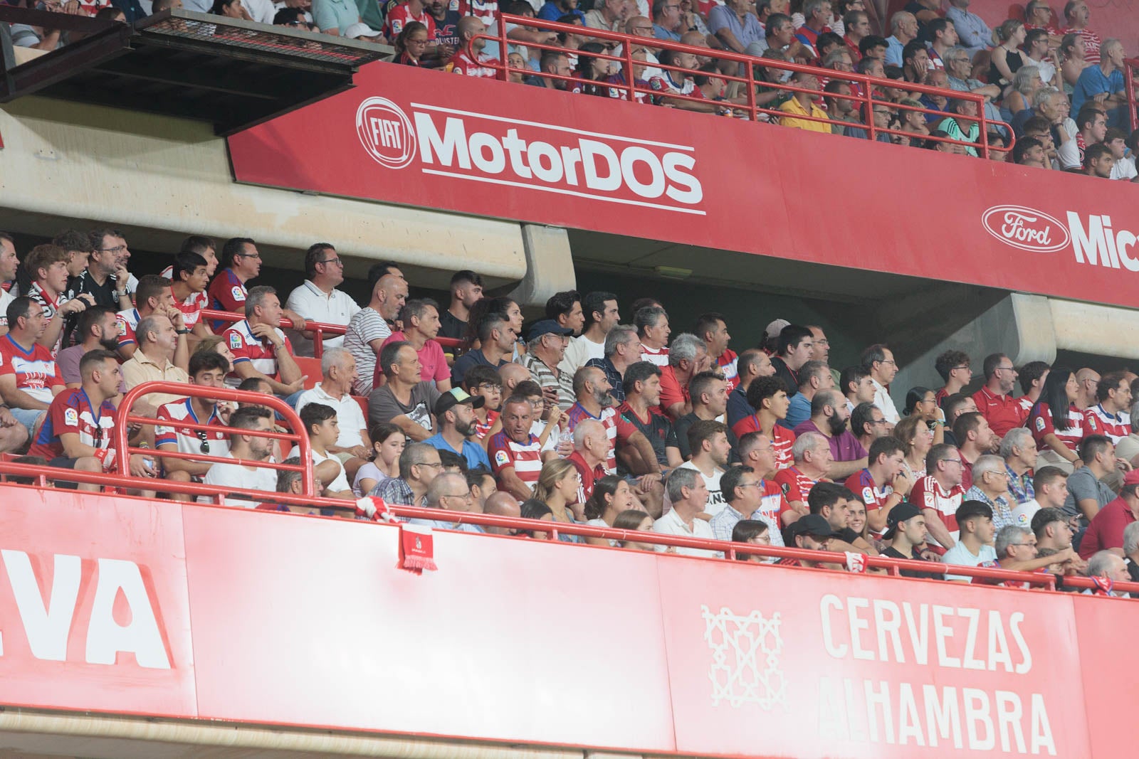 Encuéntrate en la grada durante el Granada-Rayo