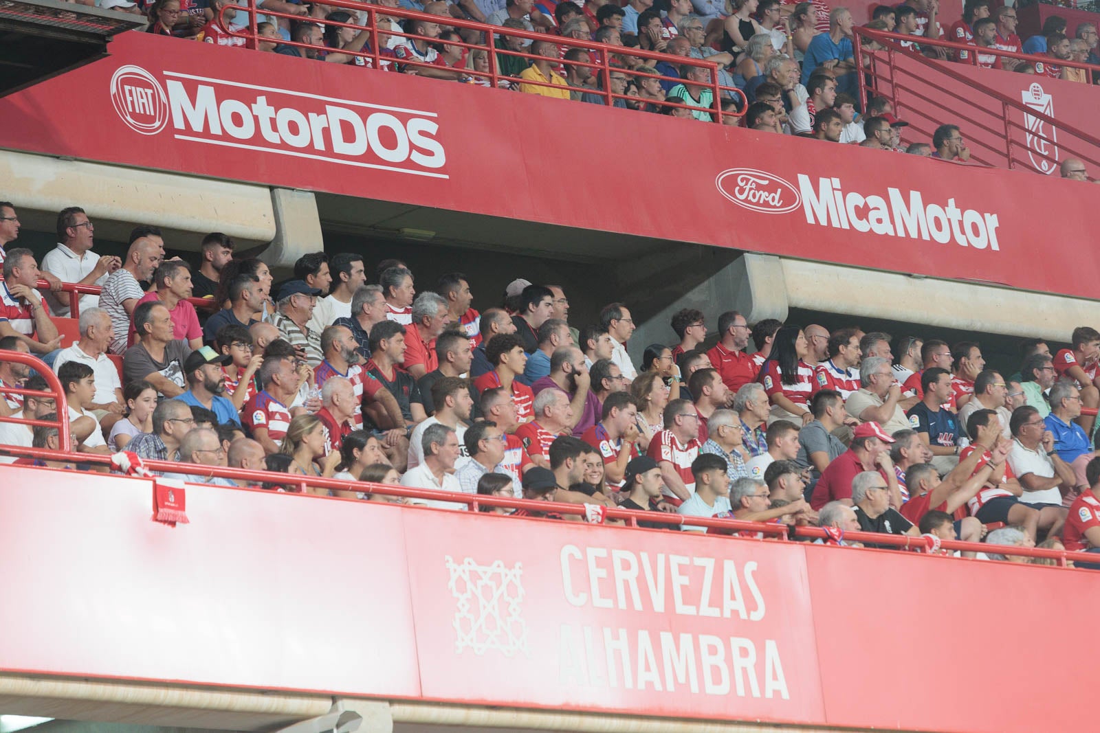 Encuéntrate en la grada durante el Granada-Rayo