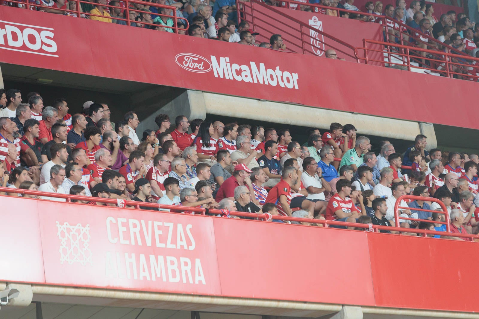 Encuéntrate en la grada durante el Granada-Rayo