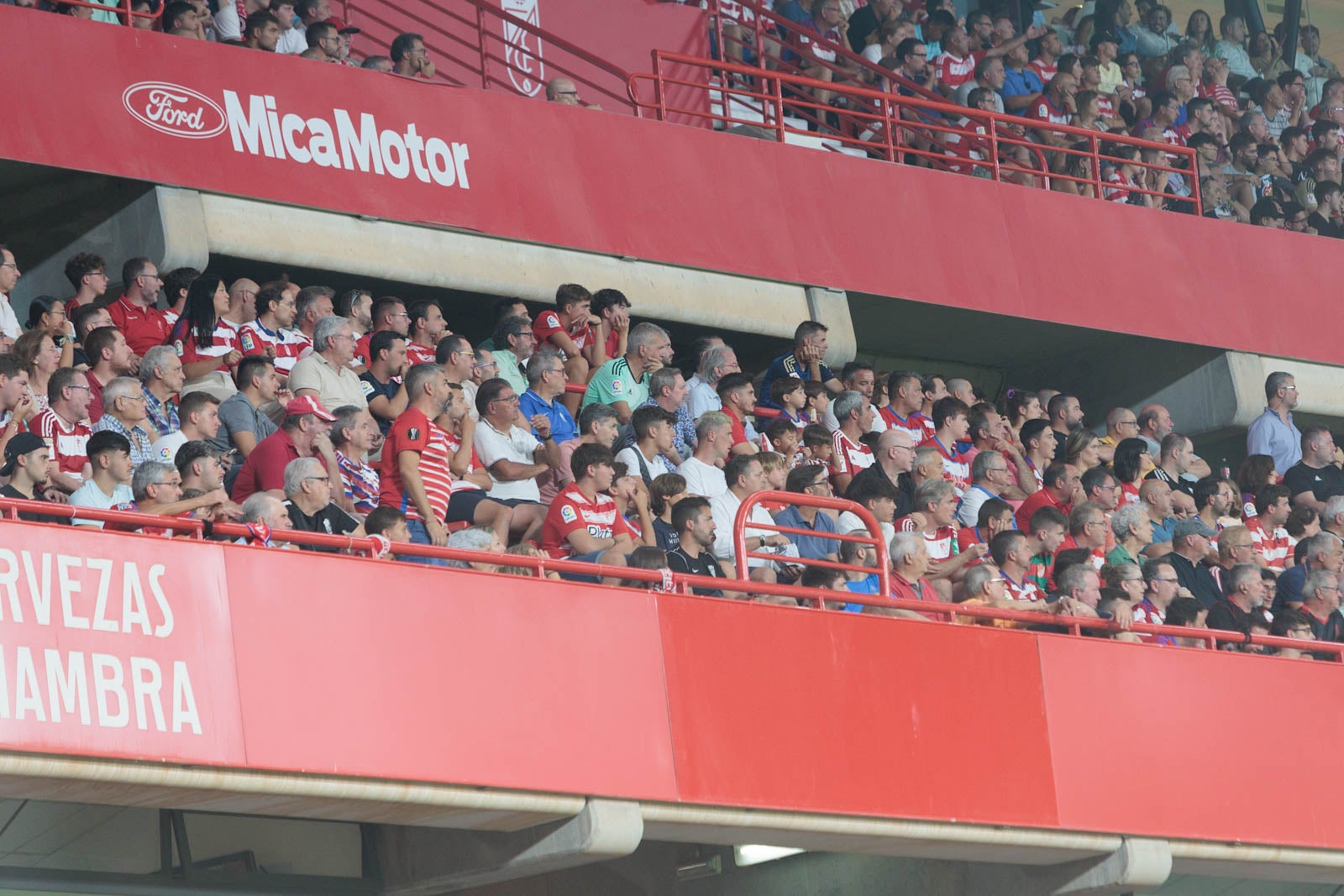 Encuéntrate en la grada durante el Granada-Rayo