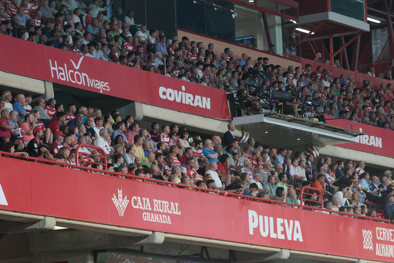 Encuéntrate en la grada durante el Granada-Rayo