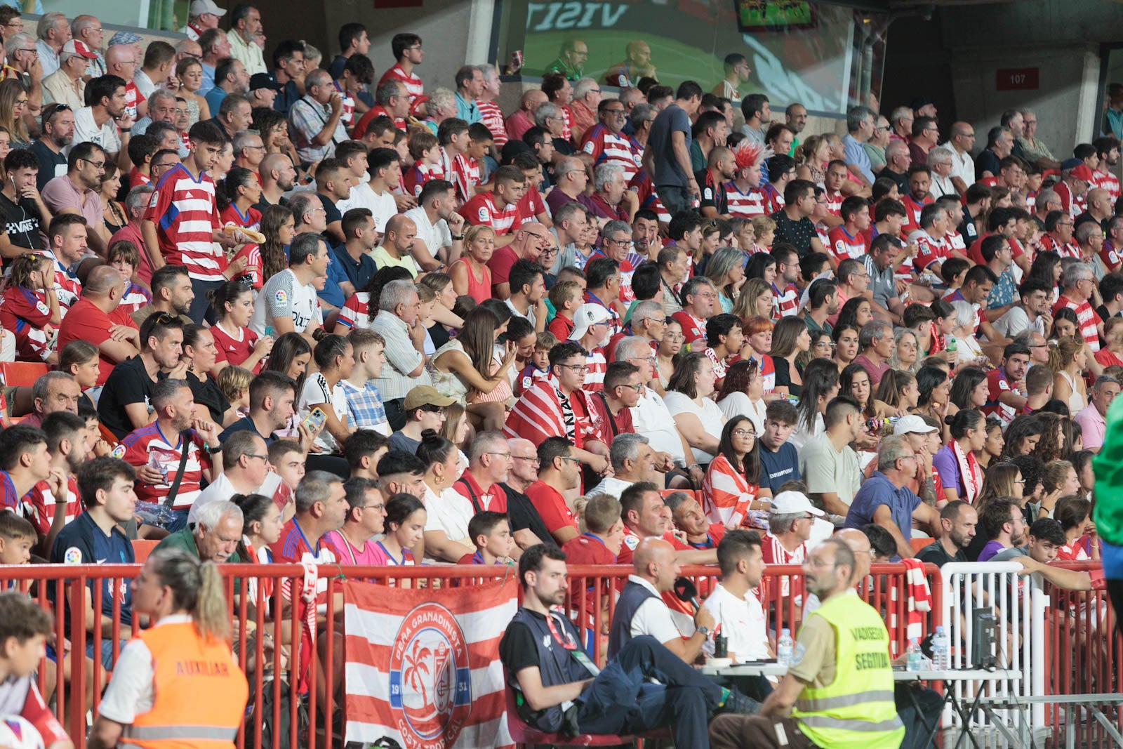 Encuéntrate en la grada durante el Granada-Rayo