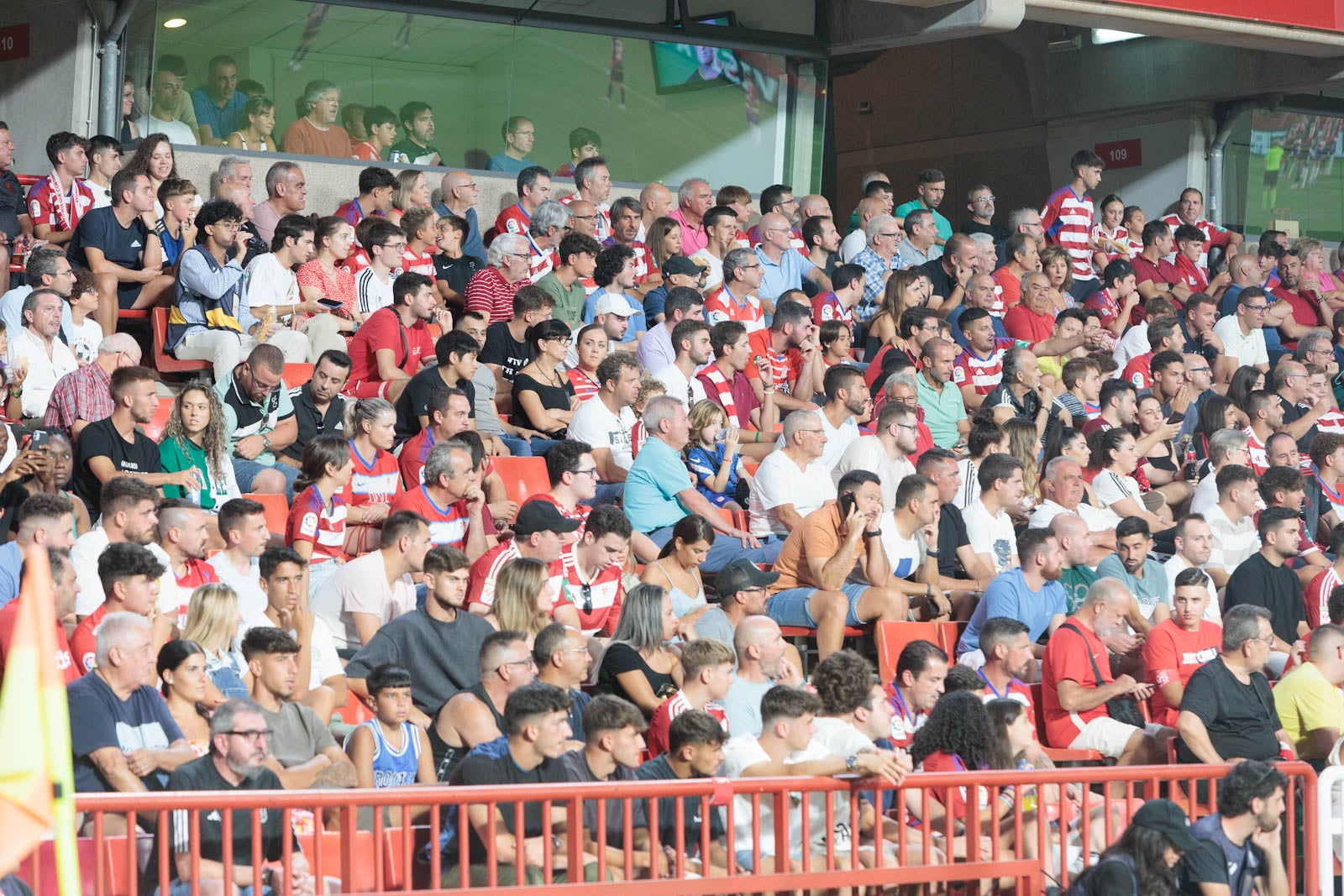 Encuéntrate en la grada durante el Granada-Rayo