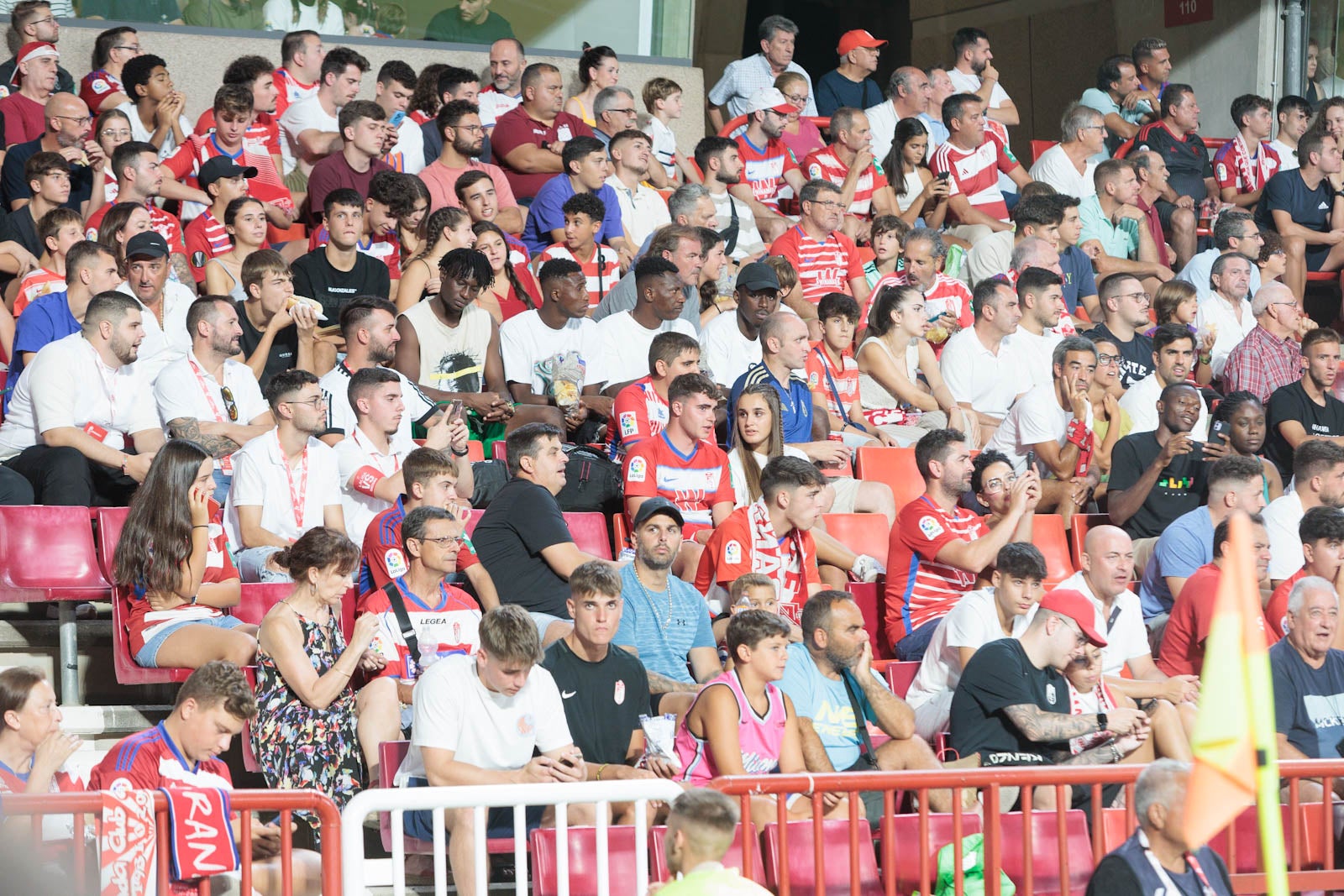 Encuéntrate en la grada durante el Granada-Rayo