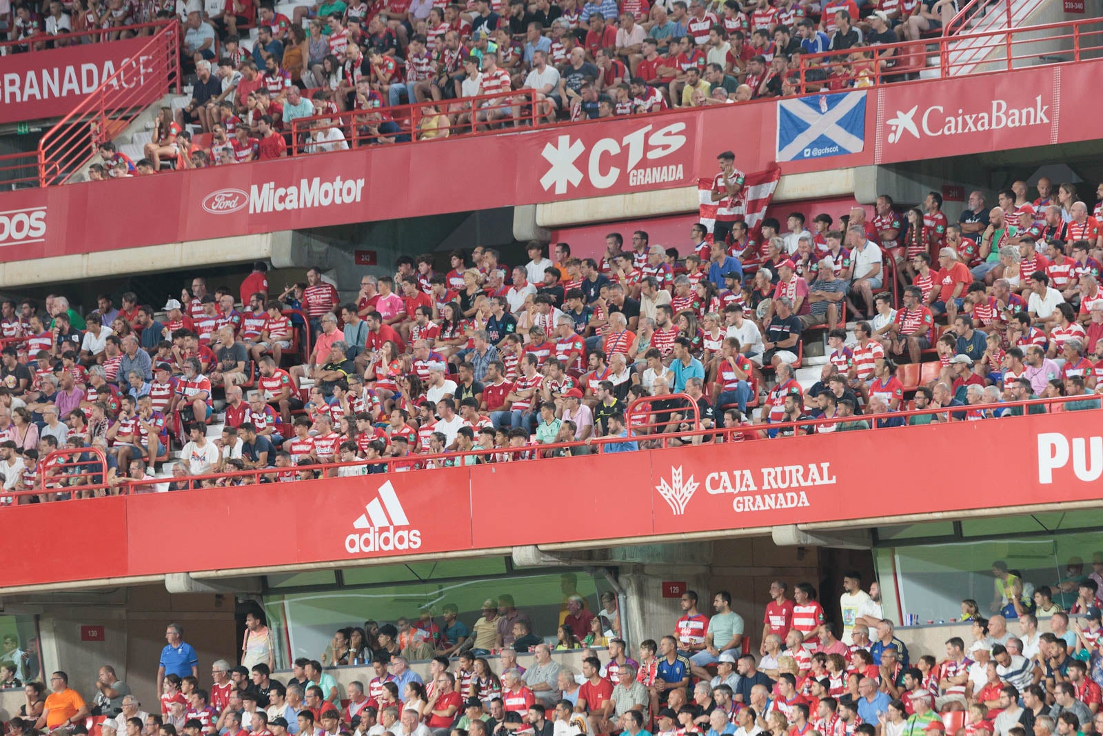 Encuéntrate en la grada durante el Granada-Rayo