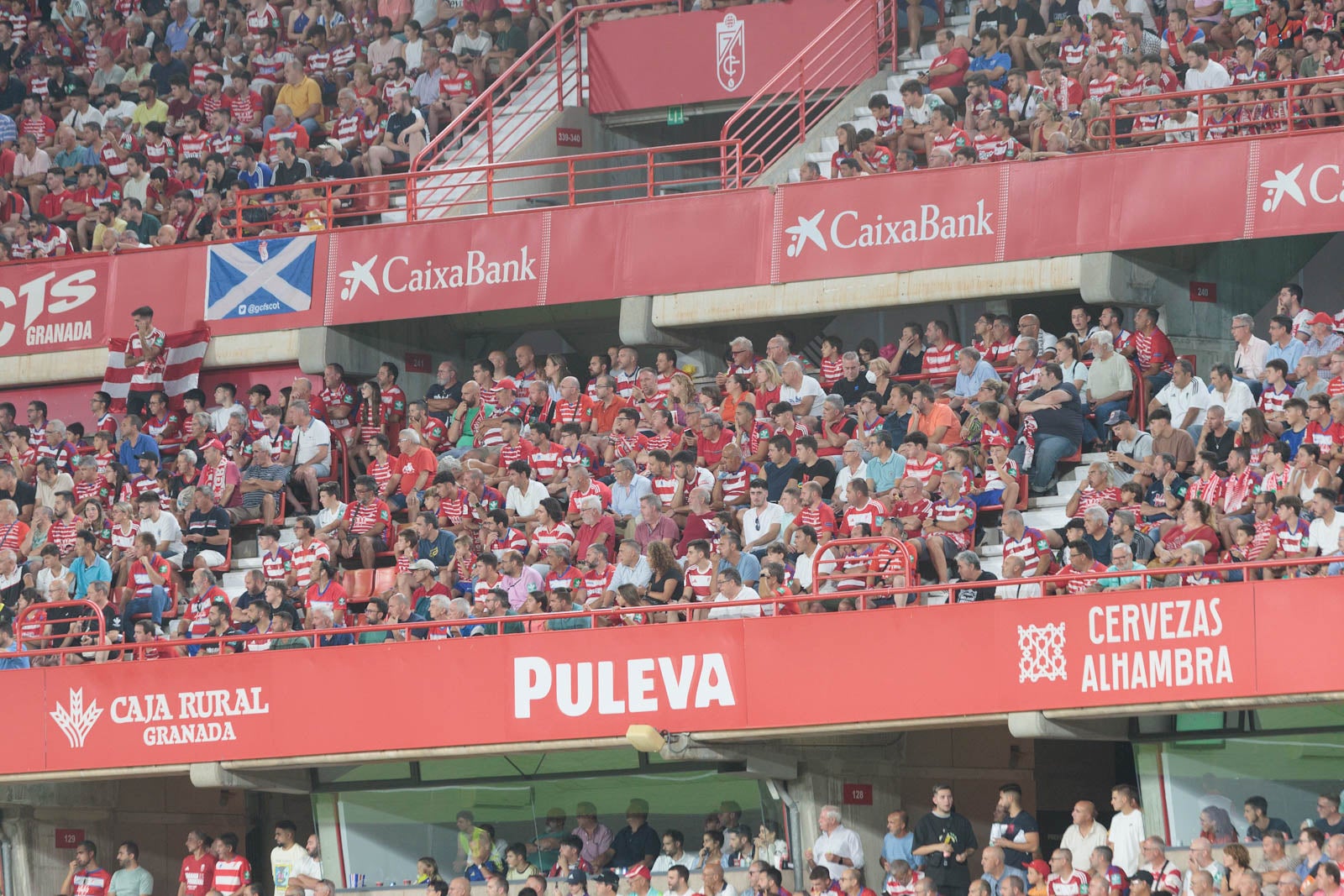 Encuéntrate en la grada durante el Granada-Rayo
