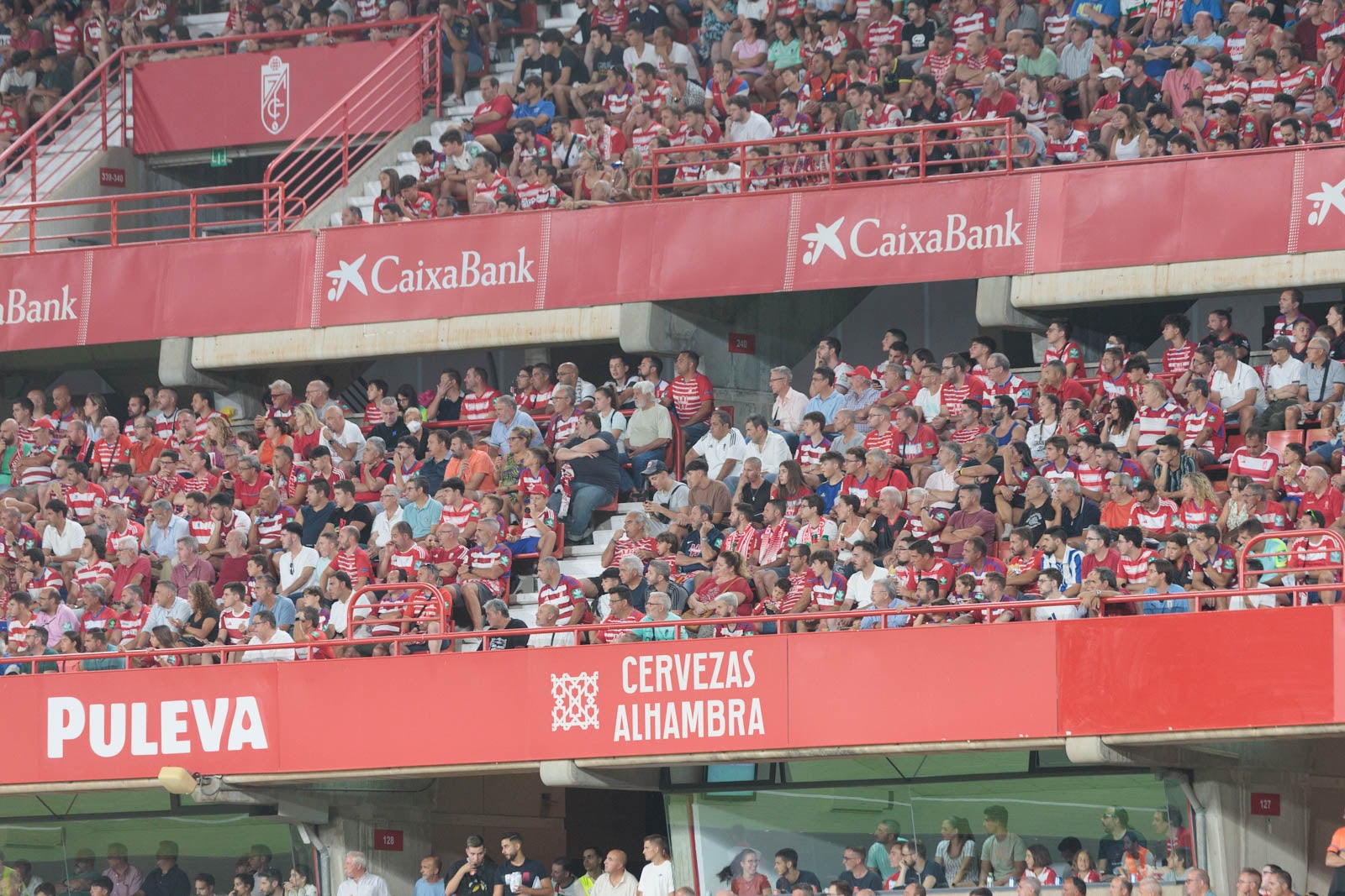 Encuéntrate en la grada durante el Granada-Rayo