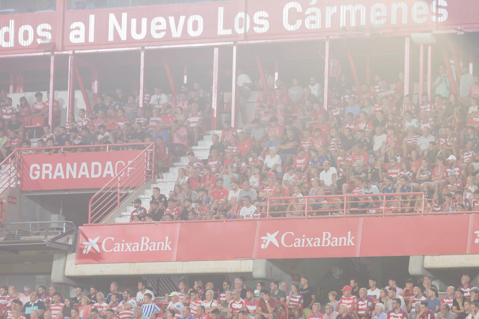Encuéntrate en la grada durante el Granada-Rayo