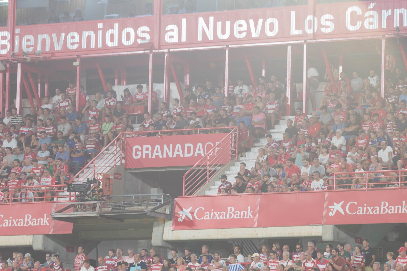 Encuéntrate en la grada durante el Granada-Rayo