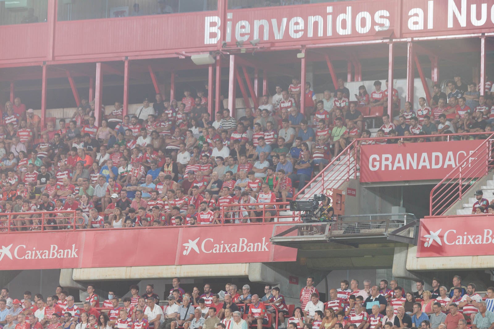 Encuéntrate en la grada durante el Granada-Rayo