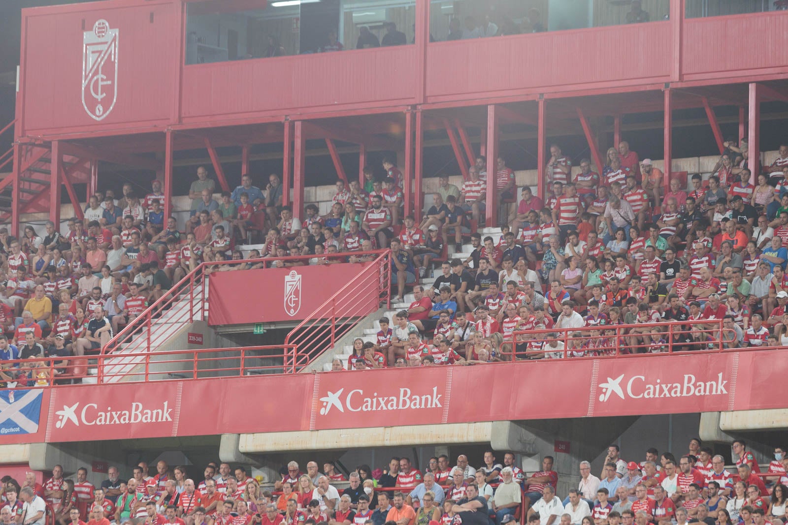 Encuéntrate en la grada durante el Granada-Rayo