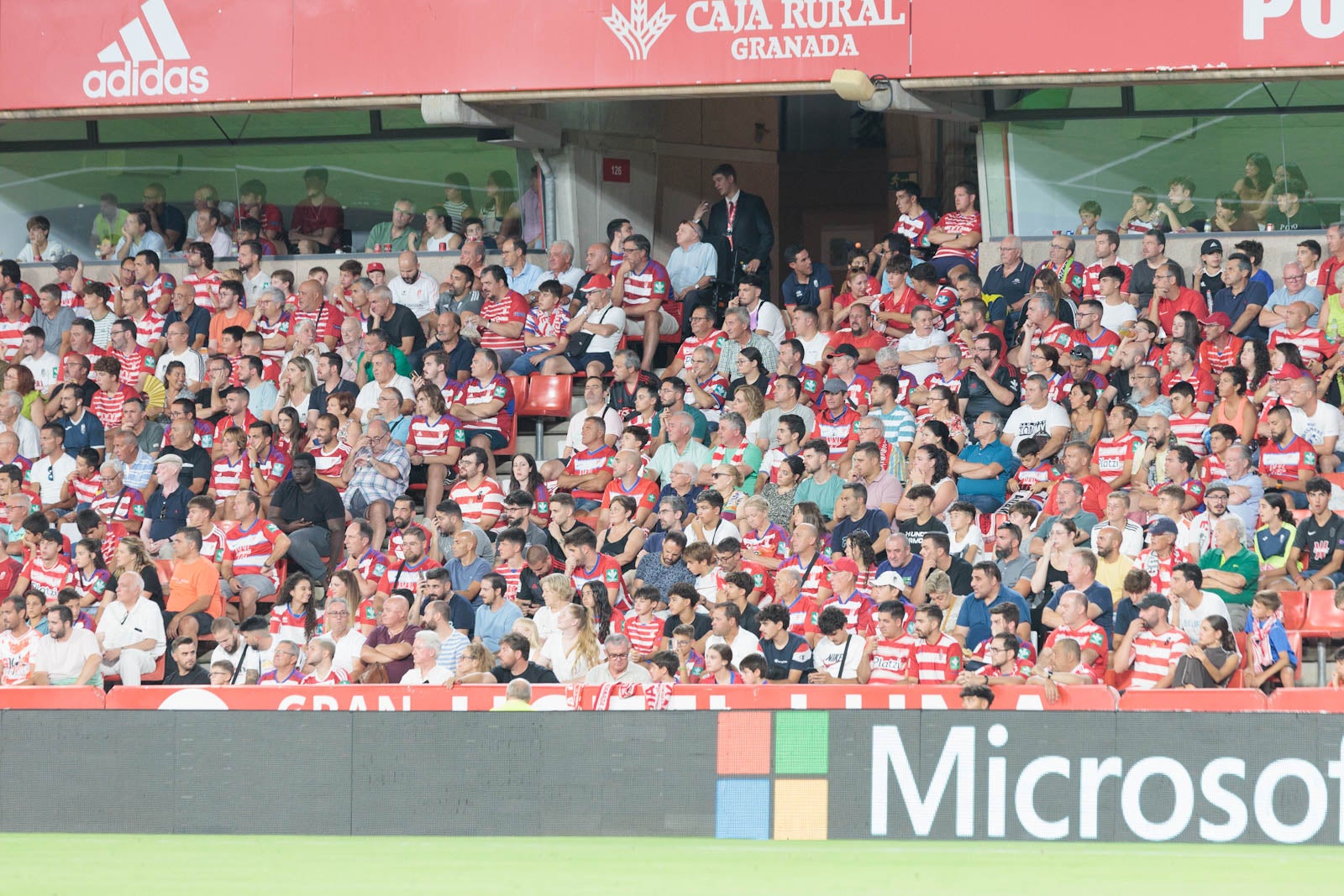 Encuéntrate en la grada durante el Granada-Rayo