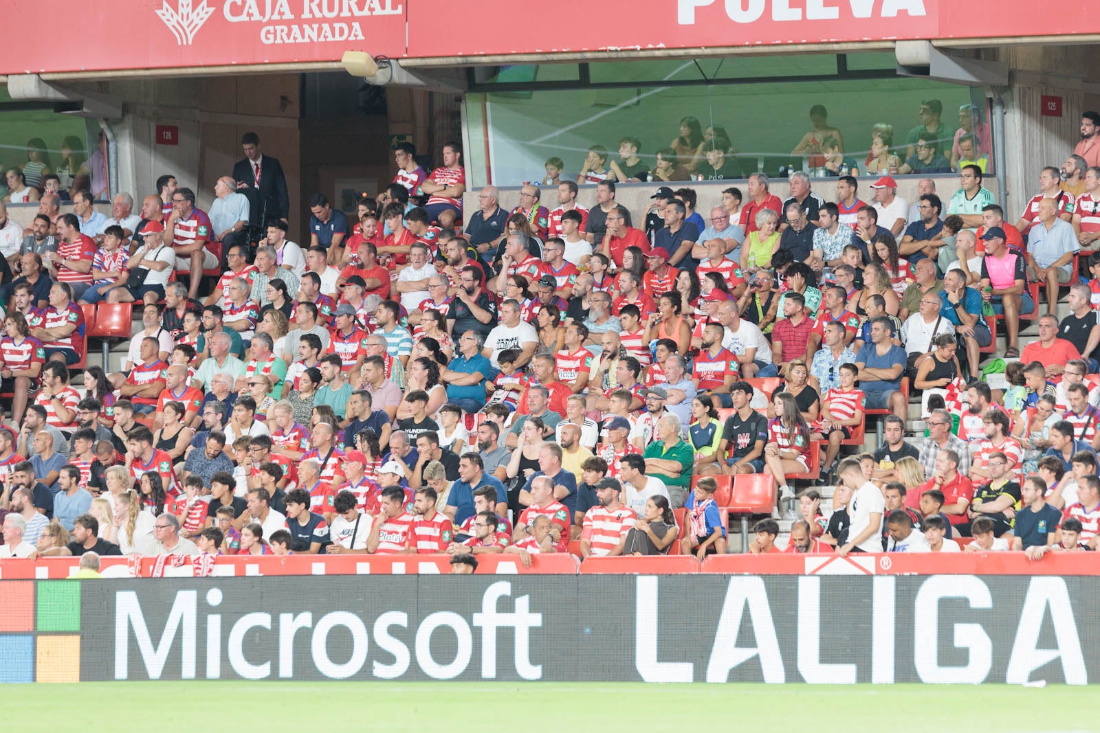 Encuéntrate en la grada durante el Granada-Rayo