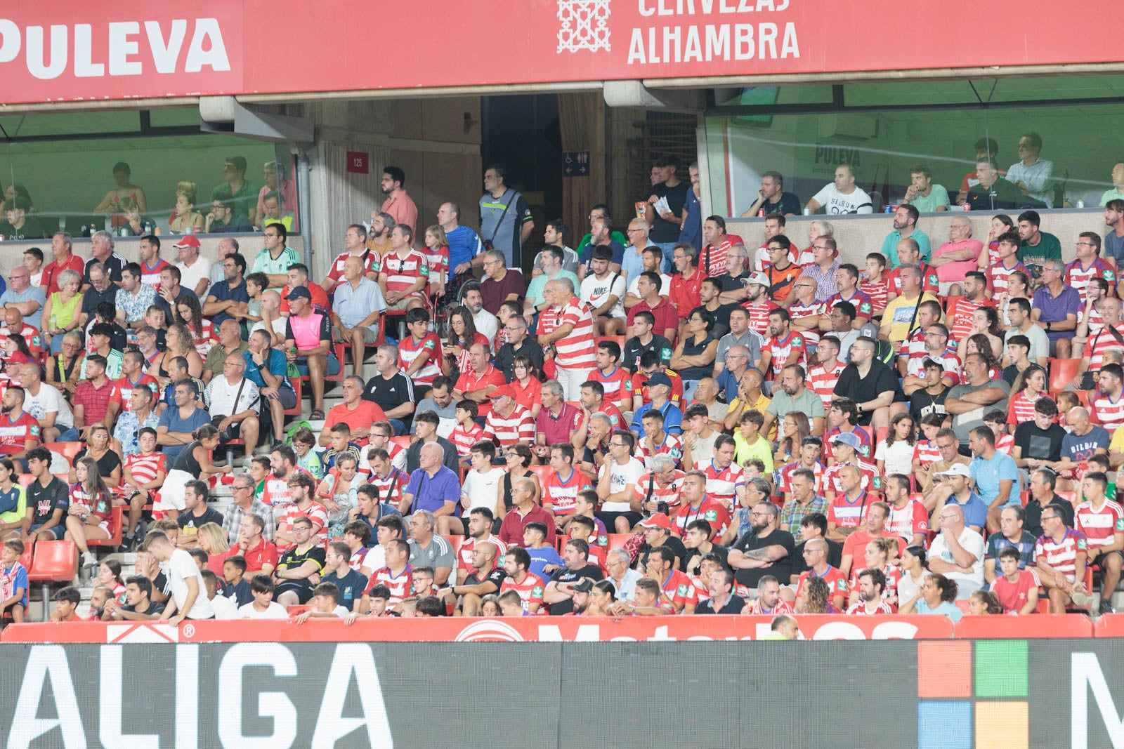 Encuéntrate en la grada durante el Granada-Rayo