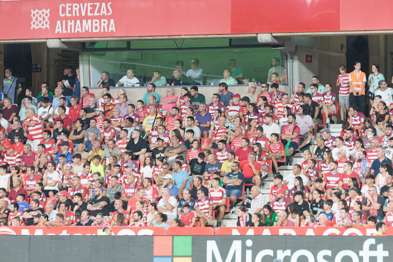 Encuéntrate en la grada durante el Granada-Rayo