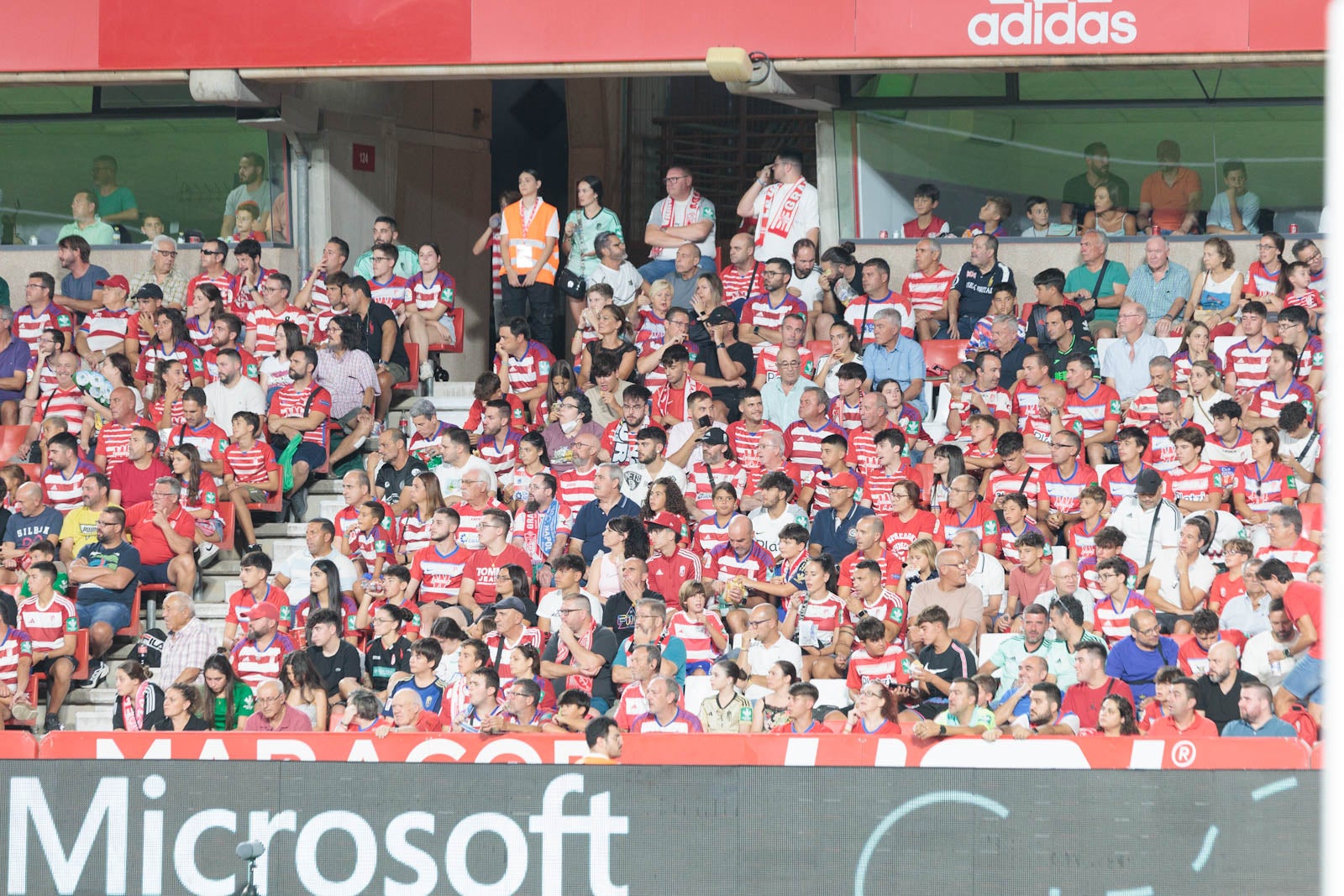 Encuéntrate en la grada durante el Granada-Rayo