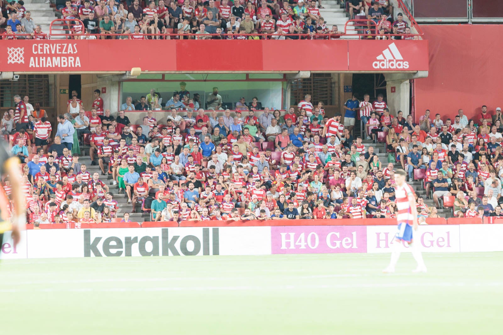 Encuéntrate en la grada durante el Granada-Rayo