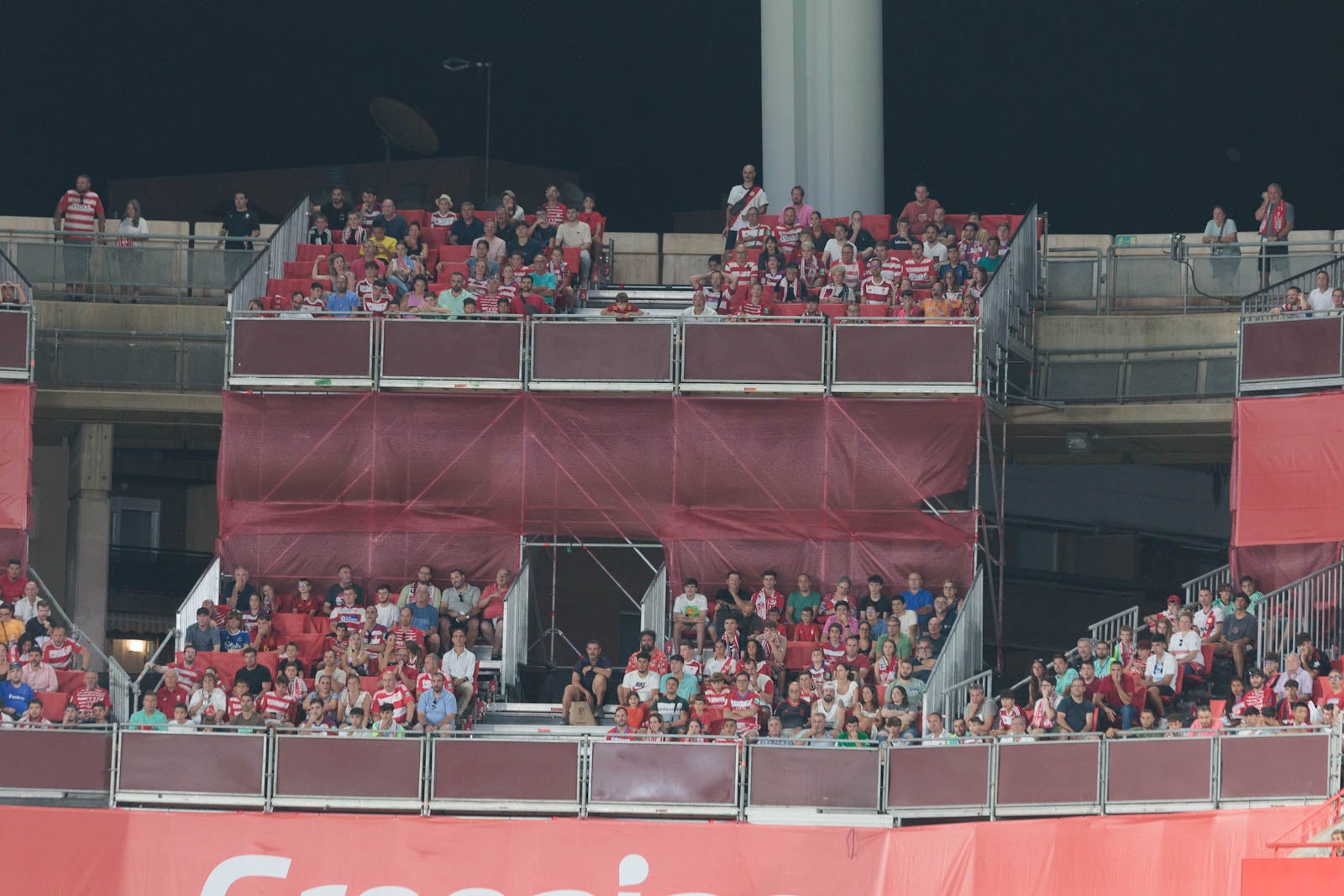 Encuéntrate en la grada durante el Granada-Rayo