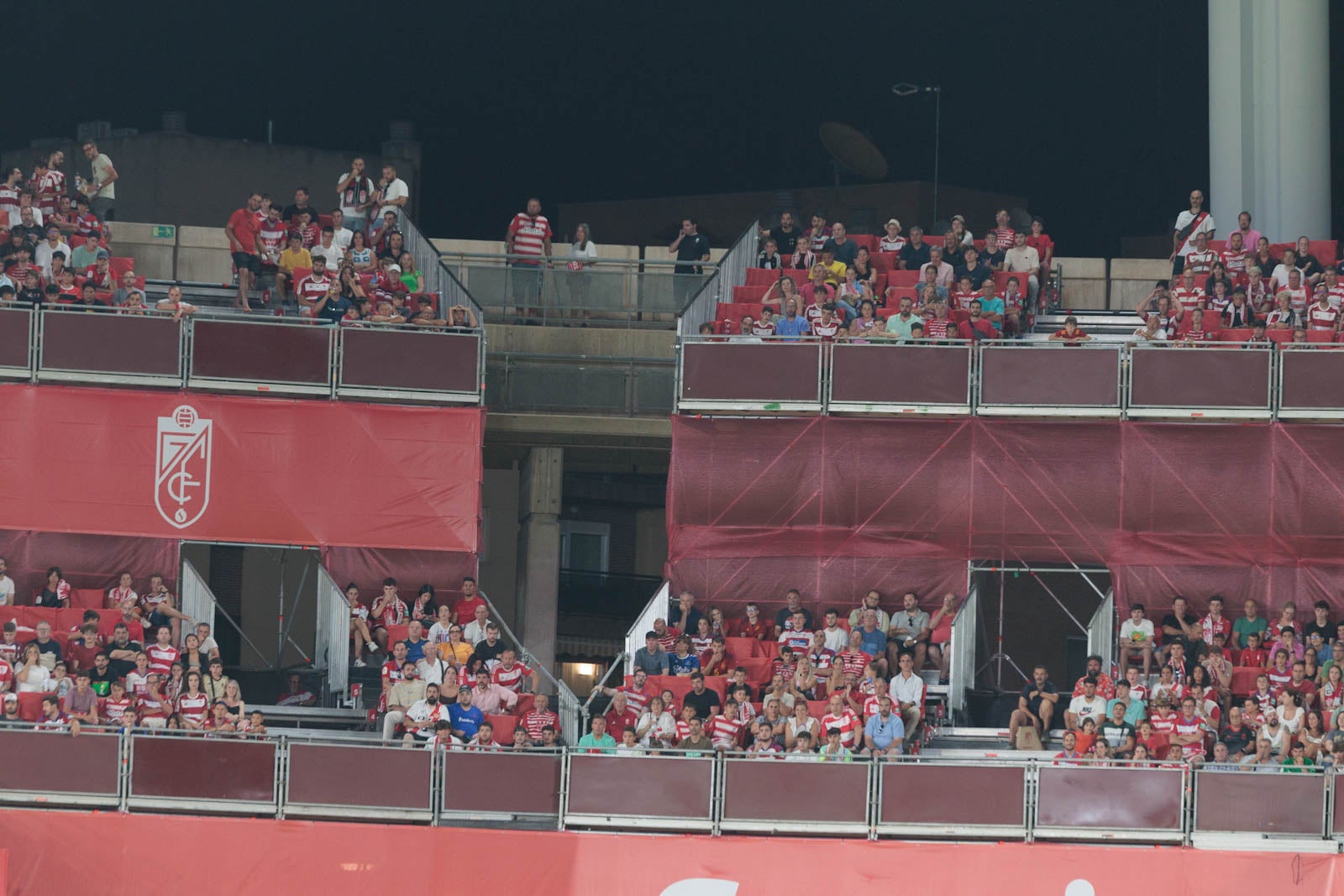 Encuéntrate en la grada durante el Granada-Rayo