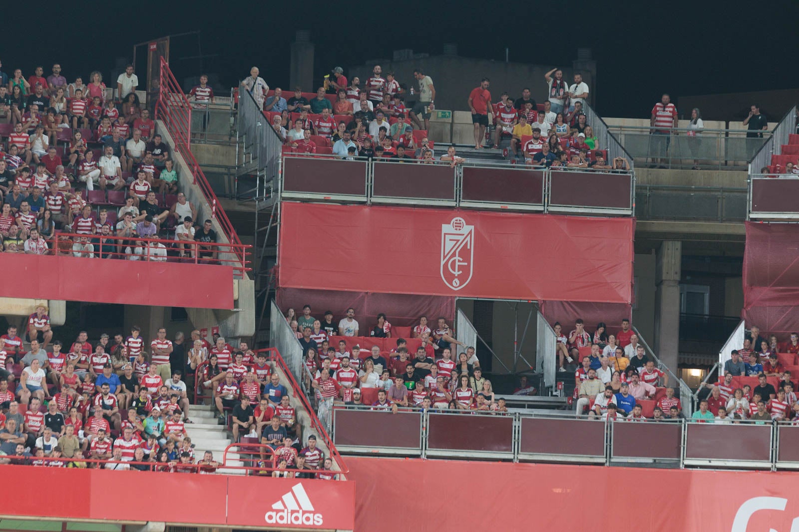 Encuéntrate en la grada durante el Granada-Rayo
