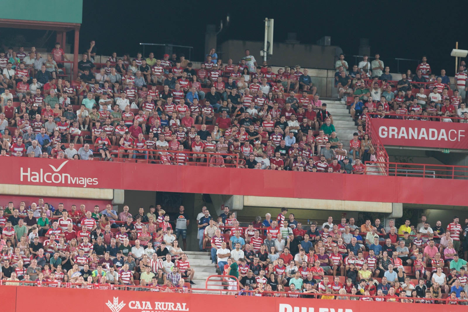 Encuéntrate en la grada durante el Granada-Rayo