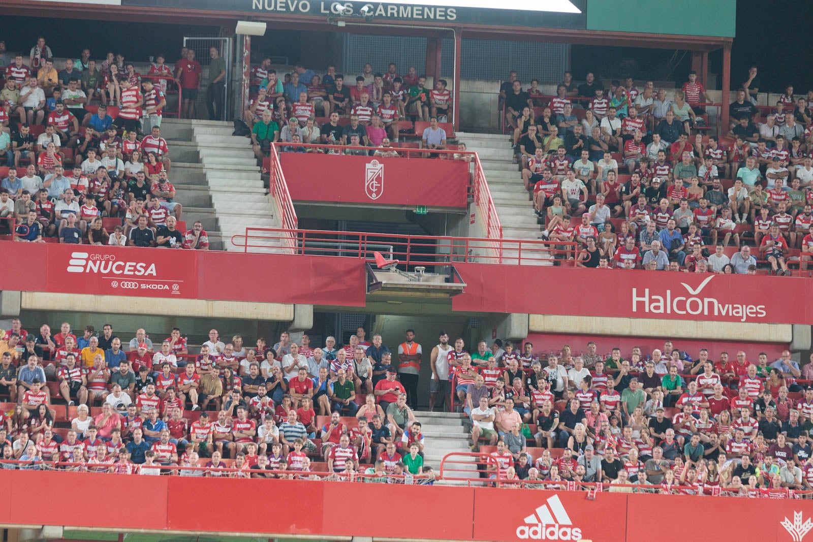 Encuéntrate en la grada durante el Granada-Rayo
