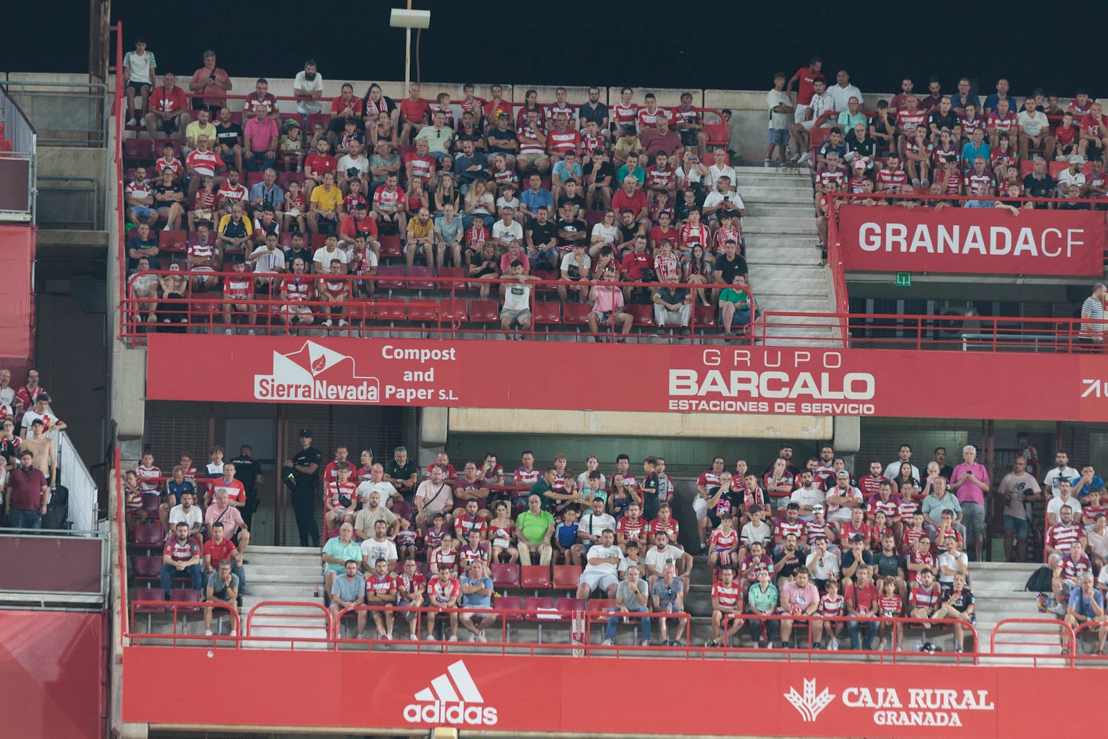 Encuéntrate en la grada durante el Granada-Rayo