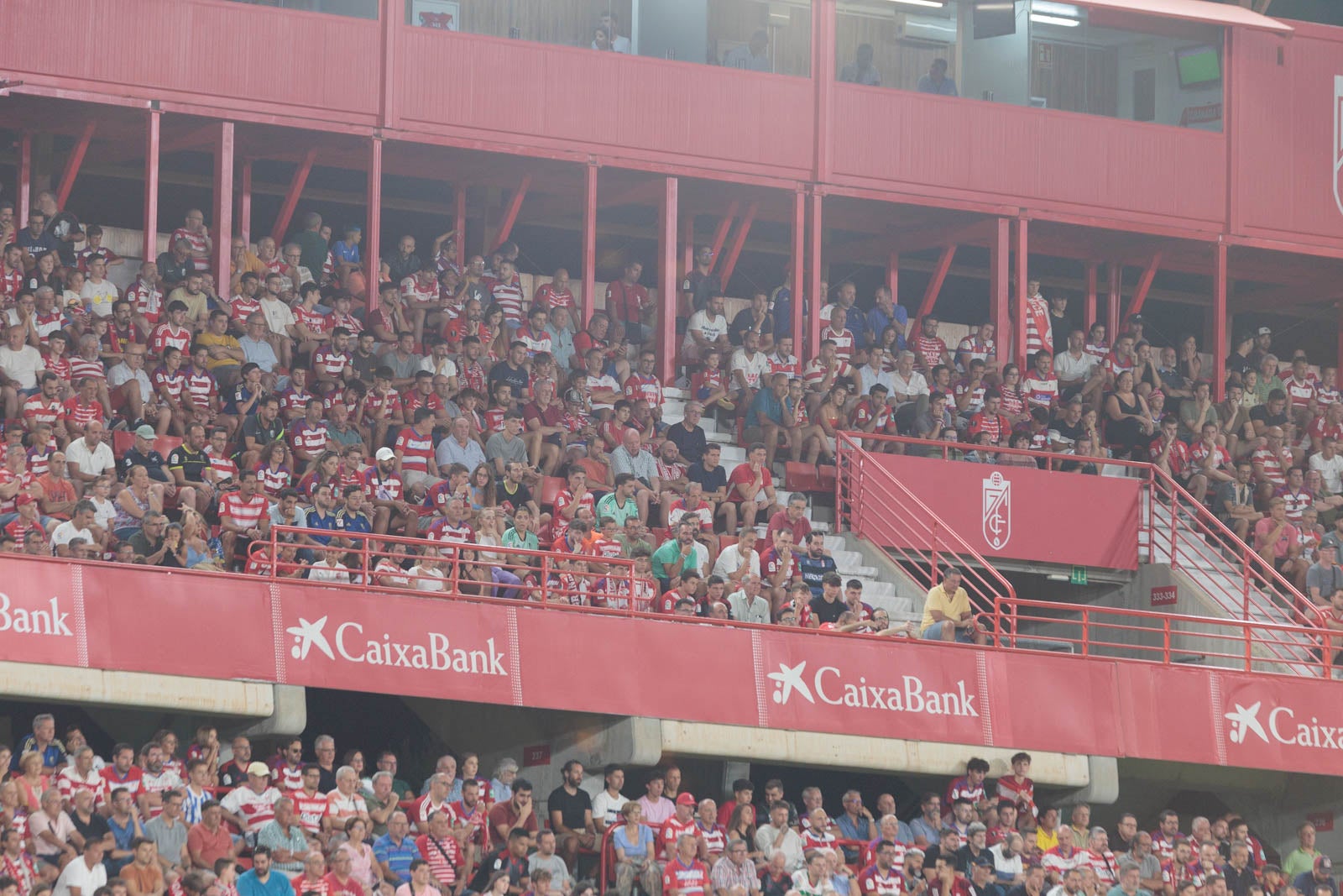 Encuéntrate en la grada durante el Granada-Rayo