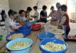 El Golco celebra sus fiestas veraniegas con fritaílla elaborada por los vecinos del pueblo