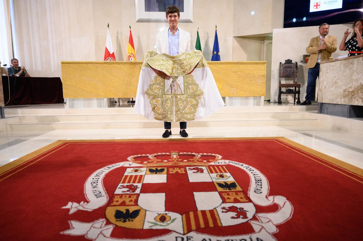 Ante el escudo de Almería.