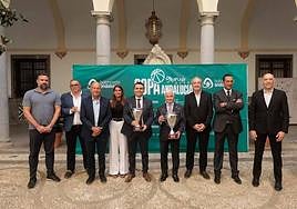 Autoridades y directivos posan con la Copa de Andalucía en el patio del Ayuntamiento de Granada.