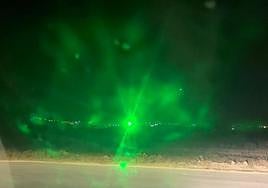 Vista de la luz desde el coche de la Policía Local de Pinos Puente mientras el detenido lo apuntaba.
