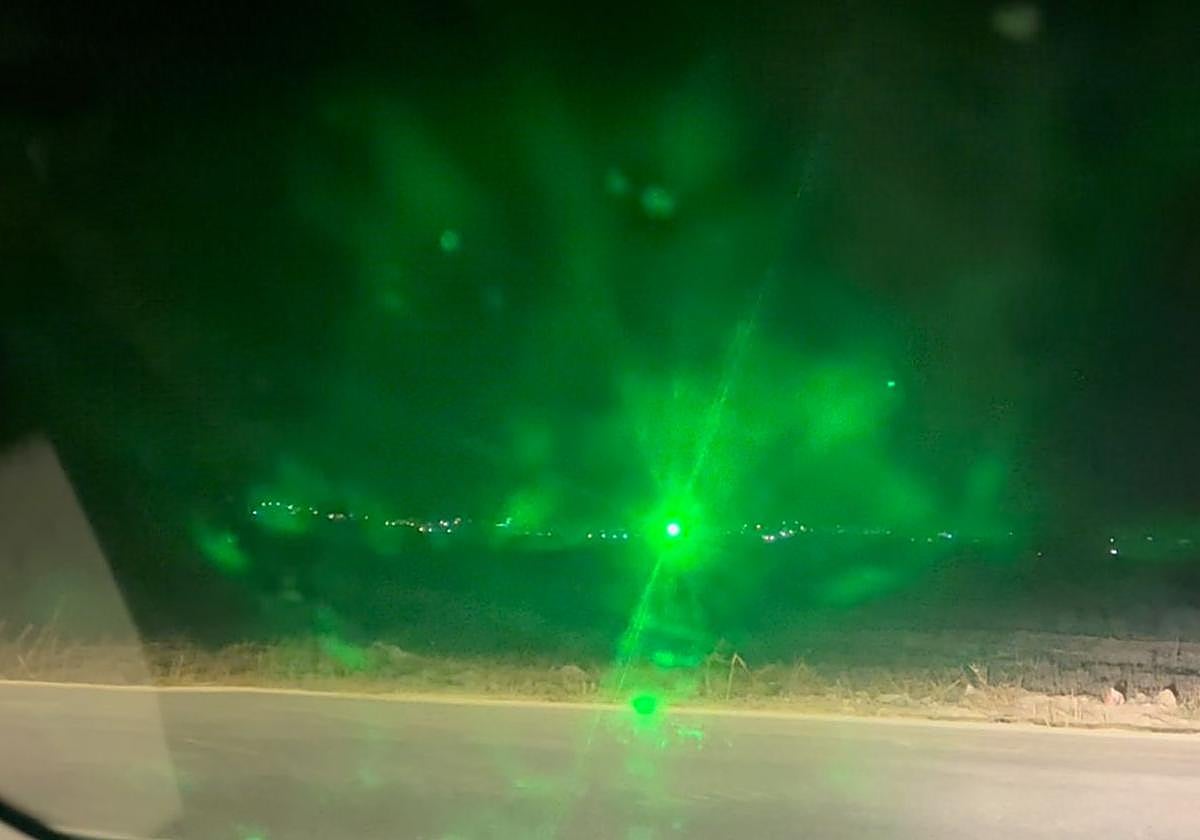 Vista de la luz desde el coche de la Policía Local de Pinos Puente mientras el detenido lo apuntaba.