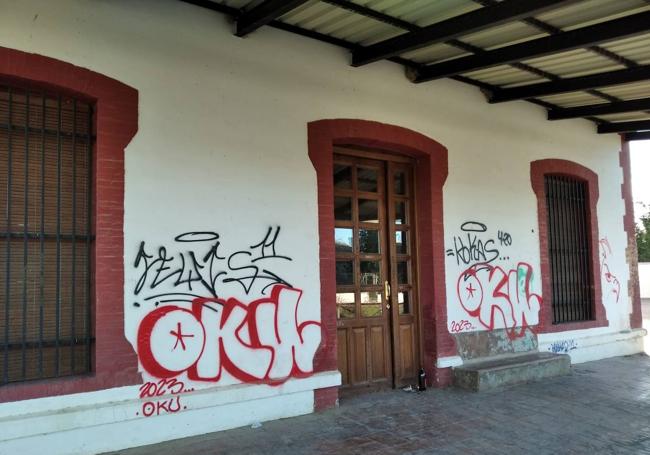 Antigua estación de tren de Caniles vandalizada.