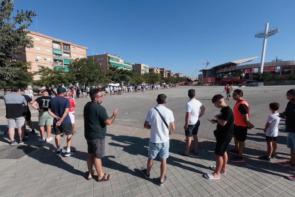 Las imágenes de la cola de la afición del Granada para el partido de España