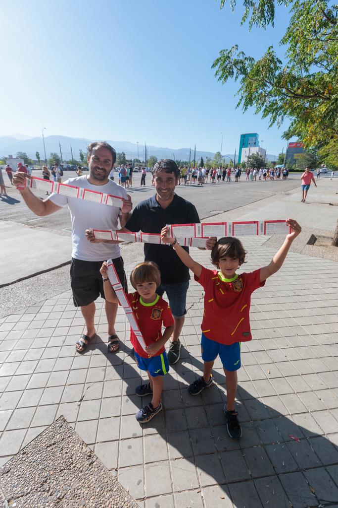 Las imágenes de la cola de la afición del Granada para el partido de España