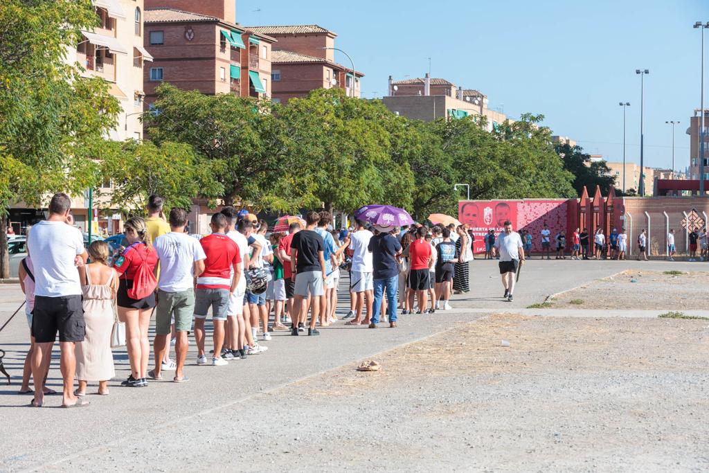 Las imágenes de la cola de la afición del Granada para el partido de España