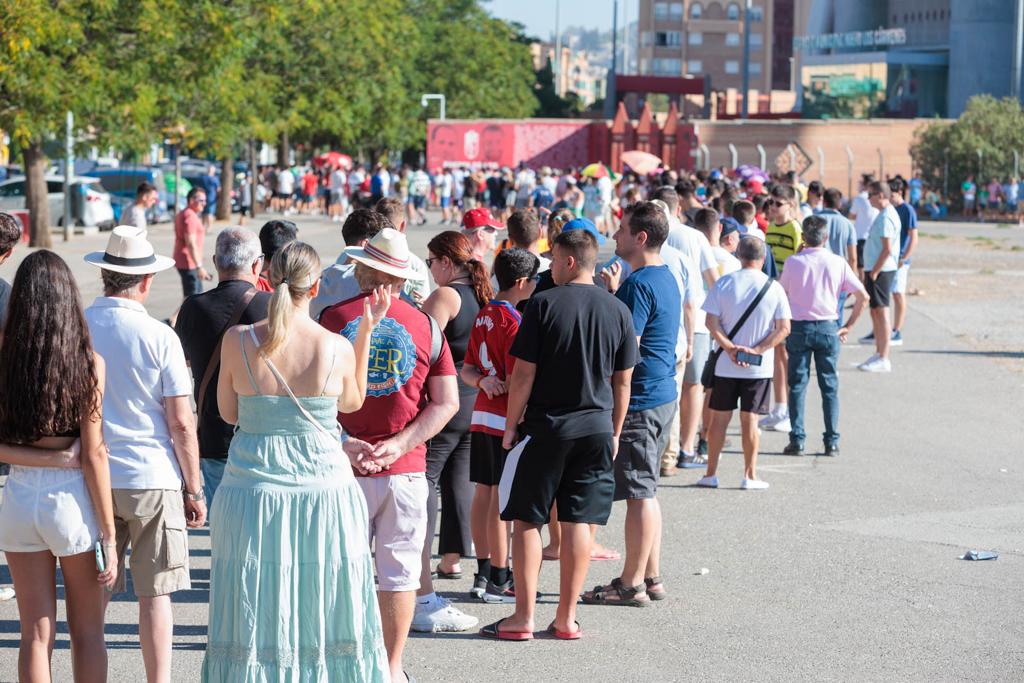 Las imágenes de la cola de la afición del Granada para el partido de España