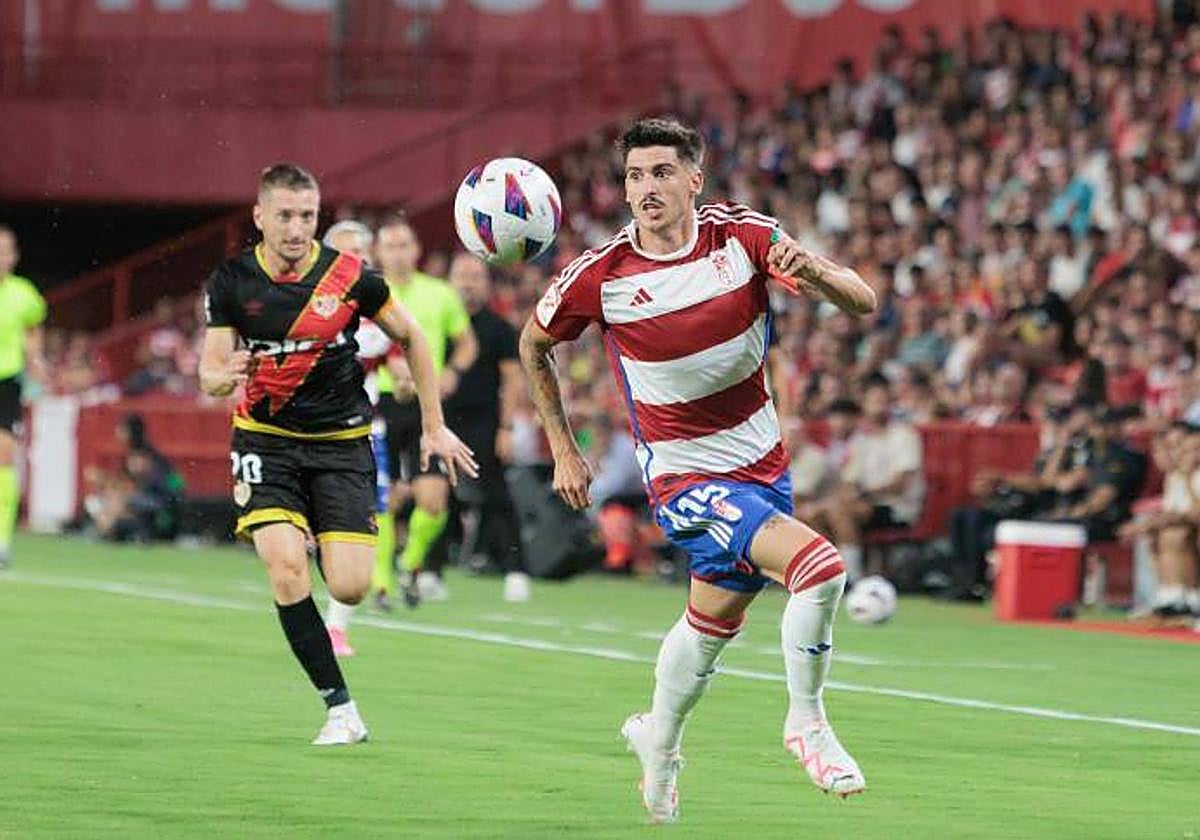 Carlos Neva conduce un balón en ataque contra el Rayo.