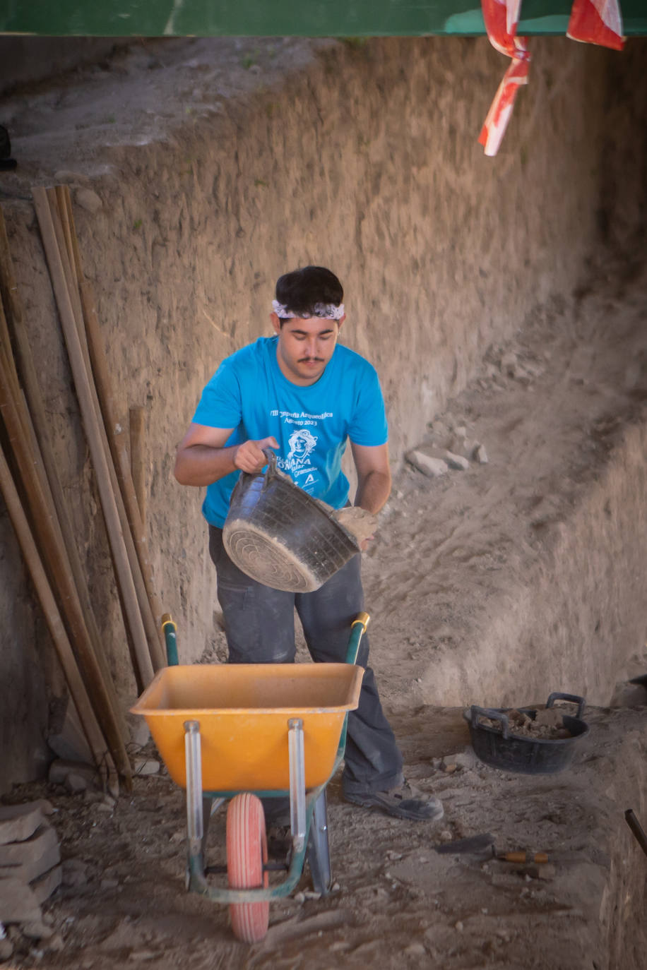 Imagen secundaria 2 - Voluntarios trabajando en la excavación. 